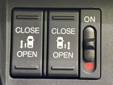 【両側パワースライドドア】スマートキーや運転席のスイッチで後席両側スライドドアの開閉が可能♪電動だから力を入れてドアを開ける必要が無く、小さなお子様でも簡単に開け閉めでき快適です♪