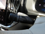 ヘッドライトはAUTOモードにより暗さに応じて全自動でコントロールされます。さらにフルアクティブハイビームは対向車に対しての遮光を自動で制御します。
