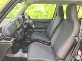 シンプルながらも機能的な内装で、快適なドライブをサポートします。運転に必要な情報が視認しやすい配置になっています。