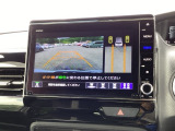 バックギアに入れますとご覧のような画像に自動的に切り替わります。車庫入れ時に役立ちます。