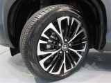 トヨタ純正アルミホイール。タイヤサイズは215/50R18です。