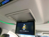 【フリップダウンモニター】大画面モニターで後席でもエンタメをお楽しみいただけます。小さなお子様にも大人気の装備です♪