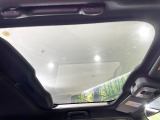 【ガラスルーフ】ガラスルーフ搭載で車内の解放感が一気にアップ!開放的なドライブをお楽しみいただけます。