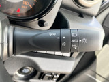 操作しやすい位置に配置されたウインカーレバー。直感的な操作感で、安全な車線変更や右左折をサポートします。オート機能も便利です。
