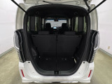 開口部も広く荷物の積み下ろしもしやすいお車となっております。シートの背もたれは5:5の割合で背もたれを可倒でき、前後のシートスライドもできるので荷室をひろげることができます。