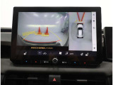 パノラミックビューモニター装備!トップビュー&フロントビュー・車両に取り付けたフロント、サイド、バックカメラの映像を合成して画面上に表示させることで、低速時の運転を補助する装置です。