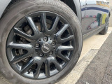 ●純正アルミホイール:輸入車ならではの卓越した走りを支えるホイールと足回りです!日本車の走りに慣れている方にもぜひ体感して頂きたいほど、高いレベルでまとまっています!