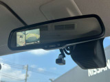 トルームミラー。車両後方のカメラ映像をミラー面に映し出すため、車内の状況や天候などに影響されずいつでもクリアな後方の視界が得られます。