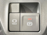 【電動パーキングブレーキ】パーキングブレーキは便利な電動式!ボタン一つで操作でき、アクセルを踏めば自動で解除されます♪レバーやペダルが無いので運転席廻りもすっきりしますね♪