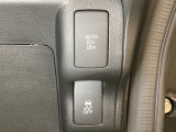 VSA装備車です。VSAはドライバーの操作と車の動きを見守っています。もし車の挙動が乱れたとき、4輪別々にブレーキをかけたり、エンジンパワーをしぼることによって車を安定させます。