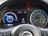 【メーターパネル】素早く車の情報が読み取れる、視認性に優れたシンプルなデザインのメーターパネルです。