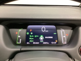 デジタル表示のスピードメーターとタコメーター、燃費やオドメーターなどの表示の他に、ホンダセンシング機能などの表示もできる多機能なマルチインフォメーション・ディスプレイです。