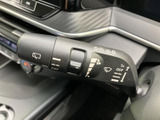 雨の日もクリアな視界を確保するワイパーレバー。操作も簡単で、運転に集中できます。様々な設定で快適なドライブを。
