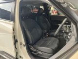 運転席まわりです。運転席からの視界が左右に広く隅々まではっきりと見渡せます!クルマの前端も把握しやすく安心して運転できます!