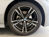 BMWの純正アロイホイールは軽量かつ強度にも優れているホイールで走行性能を引き上げる設計になっております。足元にもBMWは妥協がなくこだわっている個所になります。