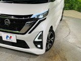 【LEDヘッドライト】悪天候や夜間走行時も良好な視界を確保し安心して運転できる高輝度LEDヘッドライトを装備!点灯速度が早く、消費電力も抑えられています。
