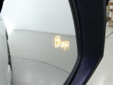 隣車線を走る車両をレーダーで検知し、ドアミラーでは確認しにくい後側方エリアに存在する車両に加え、急接近してくる車両も検知します。車両を検知するとドアミラーに搭載されたLEDインジケーターが点灯します。