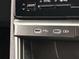 こちらのクルマはUSB接続コネクタも装備されています♪スマホの充電などにお使い下さい。ご旅行中での充電切れも、これなら心配いりませんね!