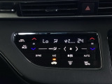 オートエアコンで、毎日のドライブを快適に。温度、風量を自動で調整し、理想的な車内環境を提供します。プラズマクラスター技術搭載の、フルオートエアコン。空気の浄化や脱臭に効果があります。