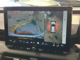 【パノラミックビューモニター】専用のカメラにより、上から見下ろしたような視点で360度クルマの周囲を確認することができます☆死角部分も確認しやすく、狭い場所での切り返しや駐車もスムーズに行えます。