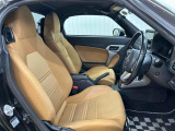 ゆったりとした運転席で、快適なドライブをサポートします。