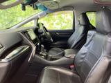 落ち着いた色調の室内空間が、上質な雰囲気を演出します。運転に集中できる、機能的なデザインが魅力です。快適なドライブをサポートします。