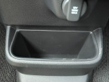足元には便利なセンターロアボックスを設置。車内を整理しやすく、使い勝手の良さが魅力です。