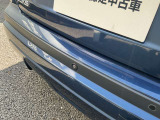 【リヤドライブレコーダー】走行中や駐車中の映像を高画質で記録し、事故やトラブル発生時の状況確認に役立つ安心装備。あおり運転対策や証拠保全にも有効で、日常のドライブをより安全にサポートします。