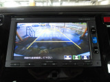 バックカメラの画像です。ガイドラインがスムースな車庫入れをサポートいたします。車庫入れの安心感がアップしますね。