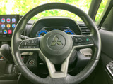 握りやすい形状のステアリングは、運転操作を快適にします。オーディオや通話の操作もステアリングから可能です。