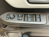 電動格納式リモコンドアミラーと、パワーウィンドウスイッチ等は運転席ドアにあります。