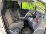 運転席まわりには十分なスペースがあり、大柄な方でもゆったり運転していただける環境です。