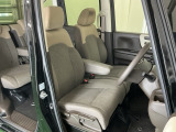 【ベンチシート】運転席と助手席の移動もスムーズ!狭い駐車場での乗り降りや、お子様の乗り降りにも便利です。座席の間にコンソールボックスやドリンクホルダーがないため、車内空間が広く感じます。
