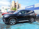 カラーは『クリスタルブラック・シリカ』!!ブラックフォレスター入庫!!人気の『禁煙車』&『ルーフレール』!!ハイブリッド上級モデル『アドバンス』!!お探しの方はお早目にご連絡下さいね!!!