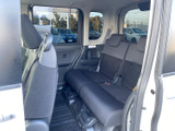後部座席からの眺めも良好で、車内での会話も楽しめます。ゆったりとした空間は、リラックスした時間を過ごすのに最適です。