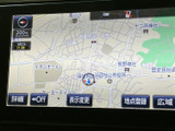 鮮明な地図表示で、目的地までの道順をわかりやすく案内。渋滞情報もリアルタイムで確認できるので、スムーズな移動が可能です。長距離ドライブも安心です。