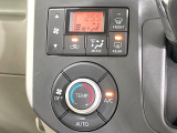 【オートエアコン】一度お好みの温度に設定すれば、車内の温度を検知し風量や温度を自動で調整。暑い&hellip;寒い&hellip;と何度もスイッチ操作をする必要はありません。快適な車内空間には必須の機能ですね♪