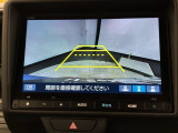 リバースギアに入れるだけで後方の表示へ切り替わります。夜間や雨の日の駐車も楽になりますよ。