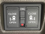 【両側スライドドア】駐車場で隣の車との間隔が狭く乗りにくい時、スライドドアなら安心!ドアオープン時も幅を取らず、開口部が広いので乗り降りがとっても簡単です。大きな荷物の出し入れも後席から可能♪