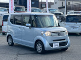 好評をいただいているN BOXのデザイン、存在感のあるフロントビューとエクステリアは広大な室内を超スクエアフォルムで表現。軽自動車とは思えない存在感を演出。公私を問わず頼もしさを感じさせます。