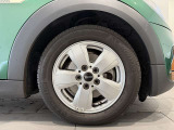サービスにはドイツ本国と同様に教育と訓練を受け、MINIを知り尽くした「マイスター」が数多く在籍しております。360度による納車前点検整備で、お客様に安心と安全をお届けいたします。