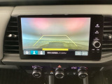 【バックカメラ】運転が苦手な方も車庫入れラクラクです!ギアをリバースに入れれば自動的に切り換わりますので、面倒な操作は不要です♪狭い駐車場もお車を傷つけず安心ですね!