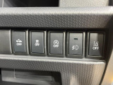 【レーンキープアシストシステム】高速道路走行時、車線からはみ出しそうな時にステアリングを制御し車線内を走行する様にアシスト。より安全な運転をサポートしてくれます!