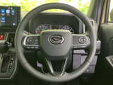 握りやすいステアリングは、快適なドライビングをサポート。操作性の良い配置で、スムーズな運転操作を可能にします。ドライバーのパートナーとして頼もしい存在です。
