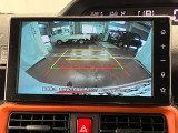 【バックカメラ】 駐車時に車両後方の様子を見ることができるので、運転の不安を軽くします。
