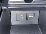 充電用USB端子付き。スマートフォンなどの充電に便利です。