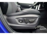 運転席にはパワーシートが付いております。パワーシートは指先1つで操作出来るためチカラの弱い女性の方でもシートに座ったまま操作出来ます♪