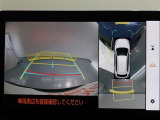 パノラミックビューモニター付きです。車両を上から見たような映像をモニター画面に表示。運転席からの目視では見にくい、車両周辺の状況をリアルタイムでしっかり確認できます。