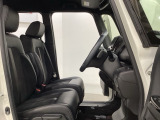 女性でも運転がしやすいように、シートの高さ調整機能(シートリフター)がついています。運転席と助手席の間が空いている為、助手席側への移動がスムーズです。交通量の多い道でも助手席側から乗り降りができます。