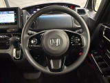ハンドルにHondaセンシング系のクルーズコントロールやレーンキープアシストなどのスイッチと、オーディオの操作スイッチが装備されています。ハンドルから手を離さず安全に操作できます。